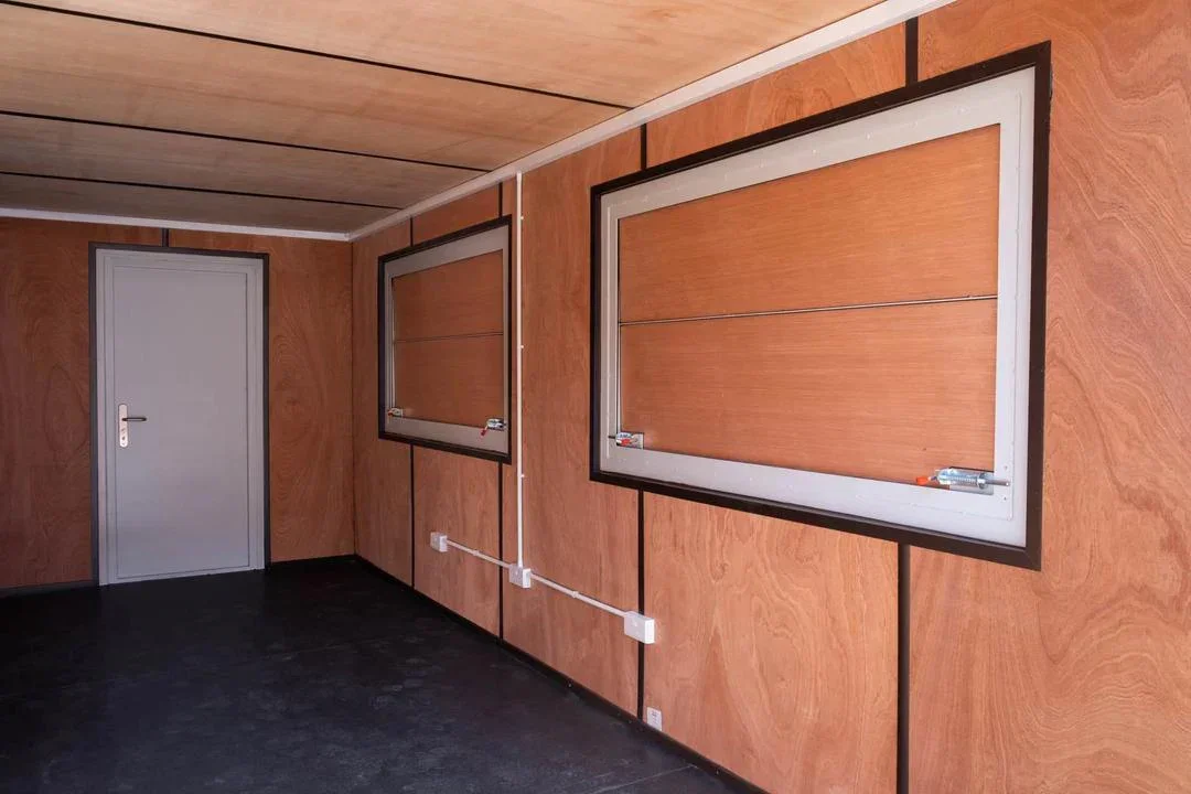 Contenedor marítimo 20 pies con doble ventanilla de servicio — Ref. 7897