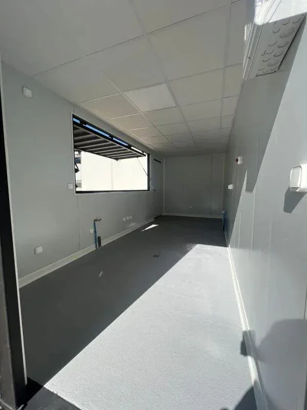 Contenedor bar-cafetería de 6 metros con 3 trampillas