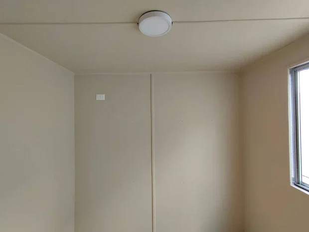 Contenedor marítimo 20 pies modificado con oficina y baño completo
