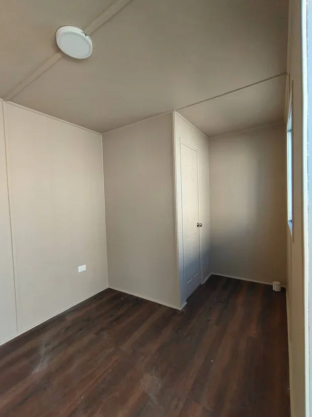 Contenedor marítimo 20 pies modificado con oficina y baño completo