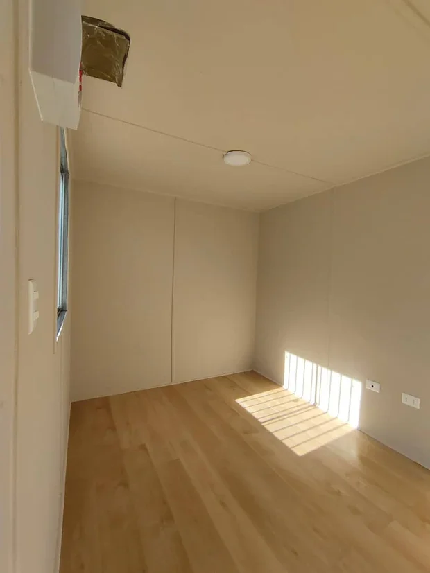 Contenedor marítimo 20 pies modificado con oficina y baño completo