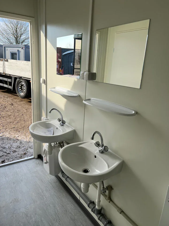 Módulo sanitario 6x2,44 m con 5 WC