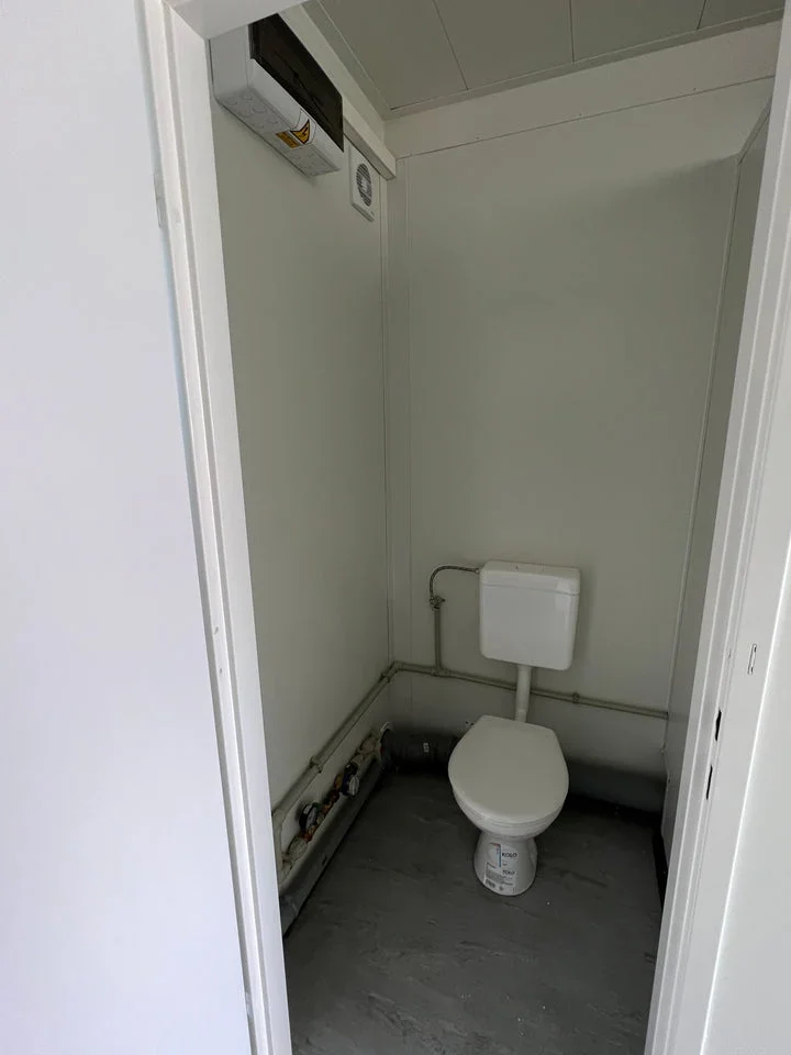 Módulo sanitario 6x2,44 m con 5 WC