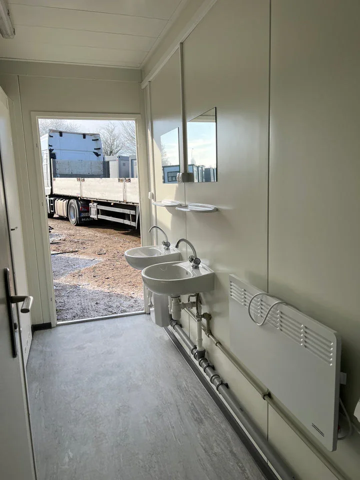 Módulo sanitario 6x2,44 m con 5 WC