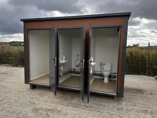 Contenedor sanitario con 3 cabinas WC