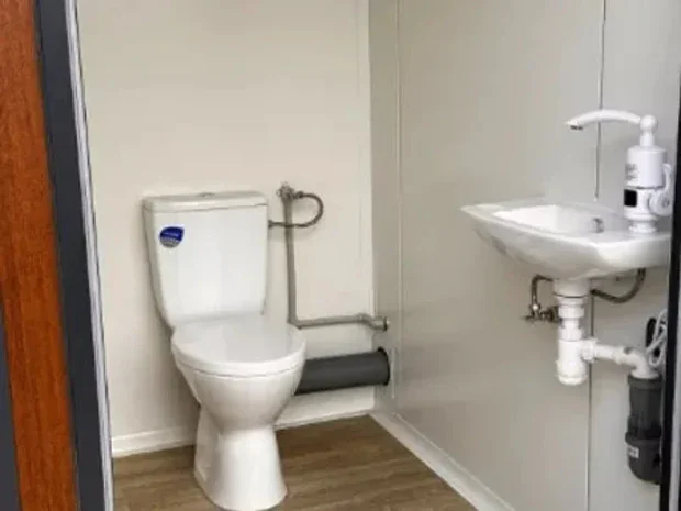 Contenedor sanitario con 3 cabinas WC