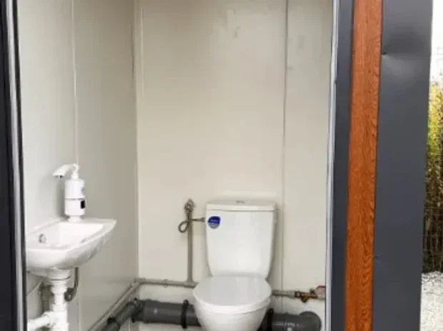 Contenedor sanitario con 3 cabinas WC