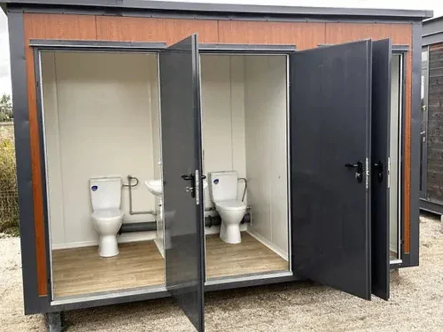 Contenedor sanitario con 3 cabinas WC