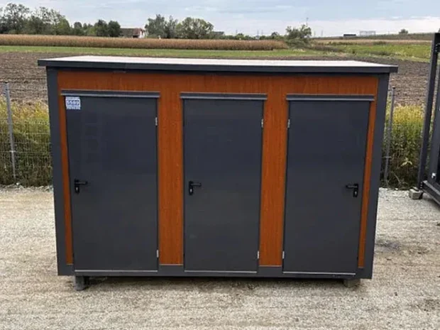 Contenedor sanitario con 3 cabinas WC
