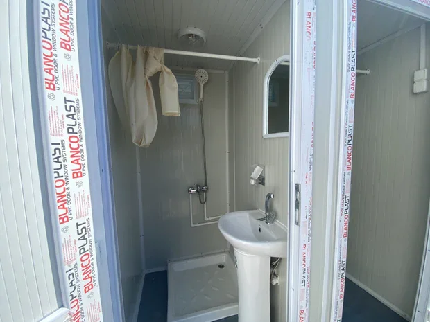 Contenedor sanitario 1,30 × 2,05 m con ducha doble
