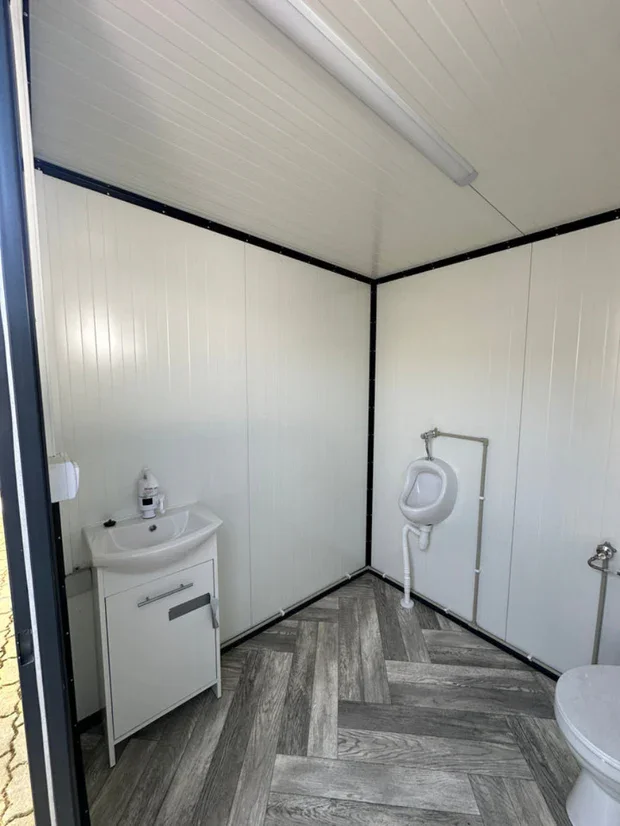 Contenedor sanitario 2,00 × 2,00 m con inodoro y urinario