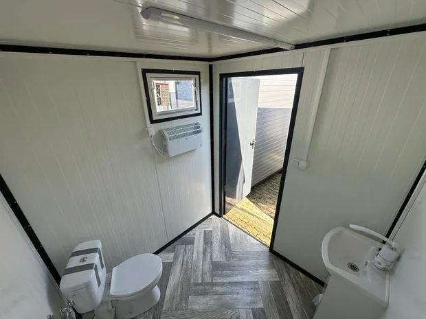 Contenedor sanitario 2,00 × 2,00 m con inodoro y urinario