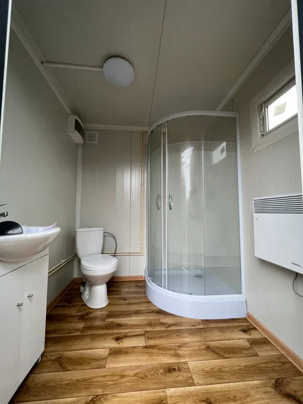 Contenedor sanitario 2,00 × 2,00 m con inodoro y urinario